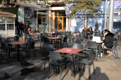Els bars de Lleida reprenen l'activitat però el fred fa que pocs clients optin per les terrasses