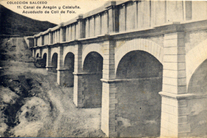 El sifó que porta l’aigua a les primeres finques del Segrià que va ser construït sobre el 1970 i que creua per sobre la carretera N-230 a Castillonroi.
