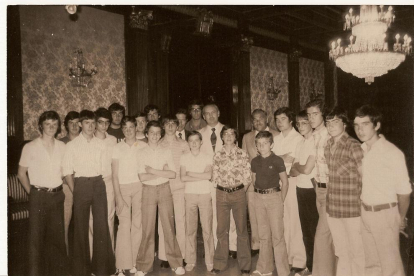 Jugadors dels equips cadet i infantil durant la recepció al Govern Civil pel doblet estatal el 1976.