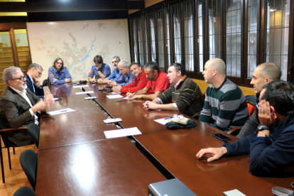 Imatge de la reunió d’ahir entre els bombers i l’alcalde, Fèlix Larrosa.