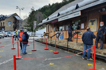 Terrasses ahir pràcticament plenes a Sant Joan. Demà només podran obrir quatre hores i mitja.