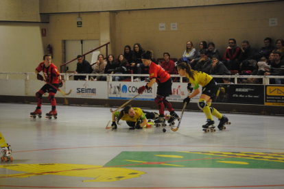 Una jugadora del Vila-sana condueix la bola amb una companya al terra, ahir durant el partit.