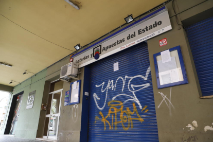 Una administración de lotería de la ciudad de Lleida, ayer con la persiana bajada. 