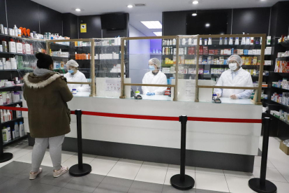 Una farmacia del Passeig de Ronda se “blinda” y toma medidas de precaución con los clientes.
