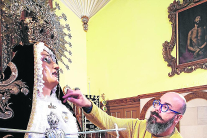 Un miembro de la Congregació dels Dolors de Lleida ultimando los preparativos para exhibir la imagen. 