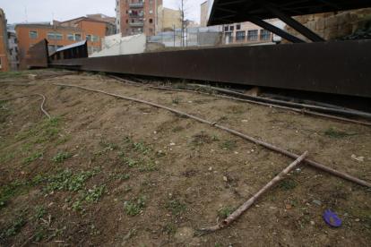 Las estructuras de madera que delimitaban restos de los antiguas casas han sido objeto de vandalismo.