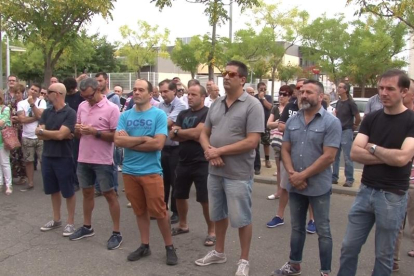 Algunos de los funcionarios que se concentraron ayer ante las puertas de la cárcel de Lleida. 