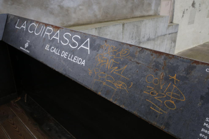 Las estructuras de madera que delimitaban restos de los antiguas casas han sido objeto de vandalismo.