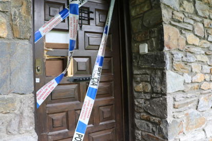 La puerta precintada de la vivienda de Vila, en Encamp (Andorra), donde se habría producido el crimen.