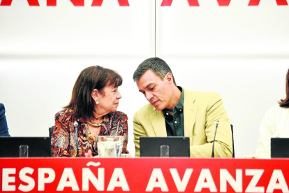 La presidenta del PSOE, Cristina Narbona, al costat de Sánchez, ahir a la reunió de la direcció socialista.