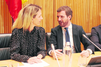 La presidenta del PSOE, Cristina Narbona, junto a Sánchez, ayer en la reunión de la dirección socialista.