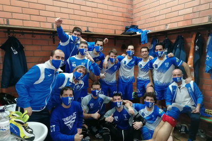 Els jugadors del Lleida Llista celebren el triomf al vestidor del Municipal de Palafrugell.