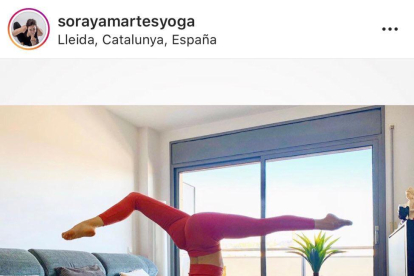 Soraya Martés durant la seua classe de ioga online.