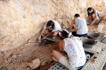 Una docena de estudiantes participan en las excavaciones. 
