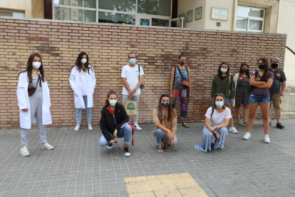 Una concentración en Lleida de los médicos internos residentes.