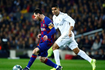 Sergio Ramos, que ja és el futbolista amb més clàssics de la història, arrabassa la pilota a un desafortunat Luis Suárez.