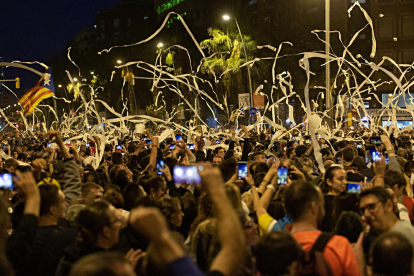 Arriba, lanzamiento de papel higiénico en la concentración de Barcelona y, debajo, disturbios.