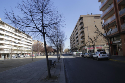 El carrer Corregidor Escofet de Lleida, ahir, hores després de la baralla entre joves magrebins.