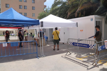 Un hombre espera en la puerta de un módulo del CAP Sant Pere de Reus para hacerse la prueba PCR.