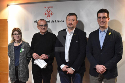 Imatge de la trobada entre l'alcalde i del primer tinent d'alcalde de la Paeria, Miquel Pueyo i Toni Postius, respectivament, amb el president de l'AMI, Josep Maria Cervera, i altres representants de l'entitat, el 17 de febrer del 2020