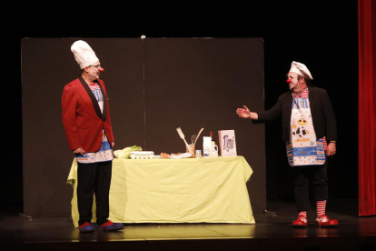 Espectáculo  ‘Avui pollastre...’ de los payasos Puffy & Didí, ayer en el Teatre de l’Escorxador. 
