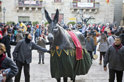 El Garot de L’Arboç, único elemento del bestiario que no era de fuego, abrió el pasacalles desde la plaza Major.
