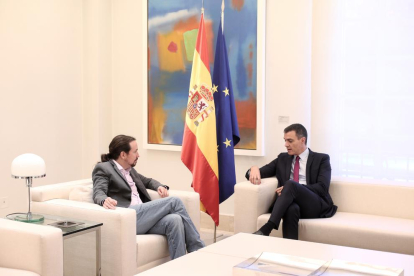 El jefe del Ejecutivo central en funciones, Pedro Sánchez, ayer, con el líder de Podemos, Pablo Iglesias.