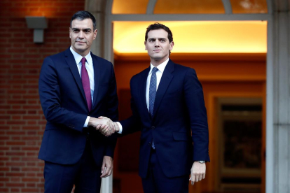 El cap de l’Executiu central en funcions, Pedro Sánchez, ahir, amb el líder de Podem, Pablo Iglesias.
