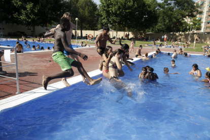 Bañistas en las piscinas de Cappont el pasado verano.