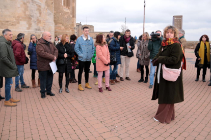 Dolors Miquel (derecha), ayer junto a algunos de los 64 participantes en la Seu Vella de Lleida.