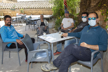 Un grupo de vecinos de Maldà, ayer ante unas tazas de café en la terraza del bar Centro de Maldà