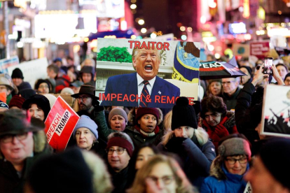 Miles de neoyorkinos salieron a la calle el martes para pedir que salga adelante el juicio político contra Donald Trump. 