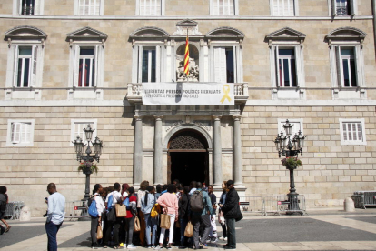 Pasado el periodo electoral, el president, Quim Torra, volvió a poner ayer la pancarta por los presos y exiliados en el Palau de la Generalitat.