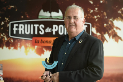 El presidente de Fruits de Ponent, Sebastià Escarp, con el premio.