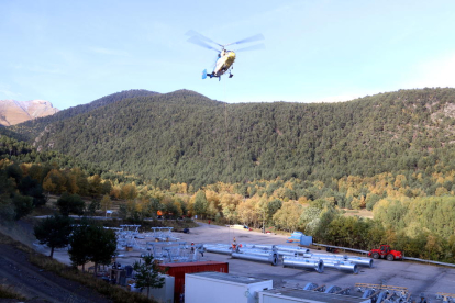 El helicóptero que traslada ayer las pilonas del nuevo telesilla en la estación de Espot. 
