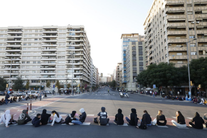 Estudiants van tallar el trànsit a la cruïlla de la plaça Espanya.