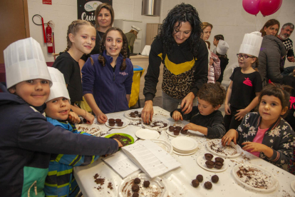 Niños aprendieron a elaborar trufas de chocolate. 