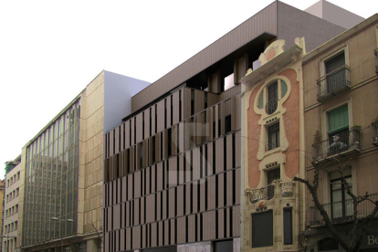Imagen virtual del futuro edificio en la fachada que da a Blondel, junto a la casa Morera o La Lira.