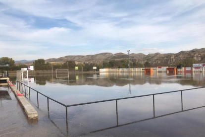 El camp de futbol d’Alfarràs, que va quedar ahir completament inundat per l’aigua.