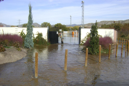 El camp de futbol d’Alfarràs, que va quedar ahir completament inundat per l’aigua.