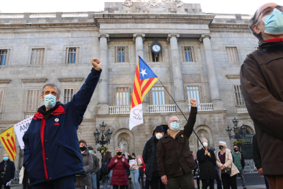 Participants en la concentració convocada ahir per l’ANC davant del Palau de la Generalitat.