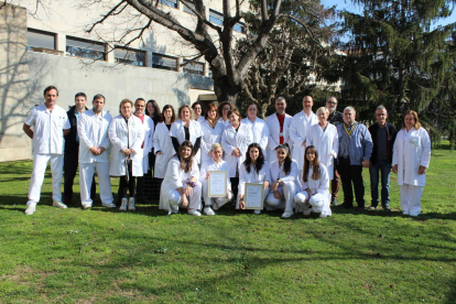 Foto de familia del equipo de Farmacia y de Dietética del Hospital Universitario Santa Maria con el certificado de calidad. 