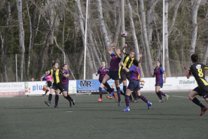Una jugadora del Pardinyes i una del Barça B pugnen per controlar una pilota alta.