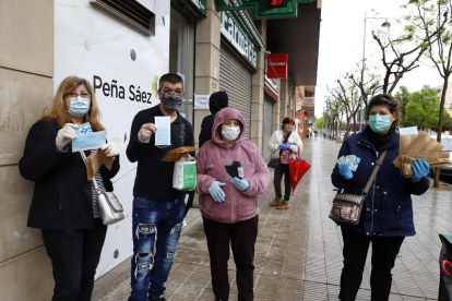 Ciutadans mostren les màscares que ahir van aconseguir en una farmàcia de Lleida.