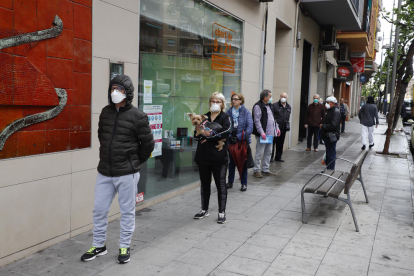 Ciudadanos mostrando las mascarillas que ayer consiguieron en una farmacia de Lleida.