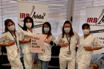 Personal de l’IRBLleida es van sumar ahir a la campanya #TreuPit pel càncer de mama.