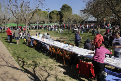 Els voluntaris reparteixen racions de la gran cassola que es va cuinar al parc del Graó.