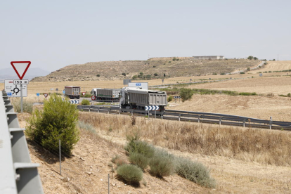 Imagen de tres camiones ayer en la rotonda de acceso a la autovía A-14 desde el aeropuerto de Alguaire. 