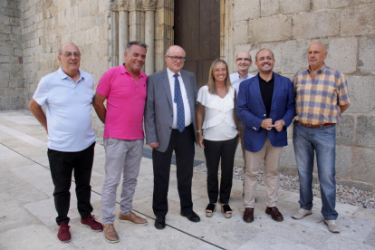 Fernández, con chaqueta azul eléctrico, junto a responsable del PP en Lleida, Marisa Xandri.