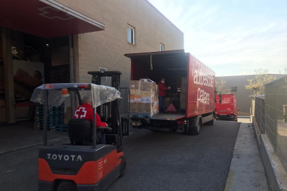 Dos camions de l’autoescola Pallars de Lleida fan aquests dies repartiments de Creu Roja.